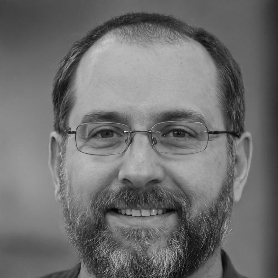 Kursleiter Lennart Schreiber bei der Arbeit an einem responsiven Interface-Design