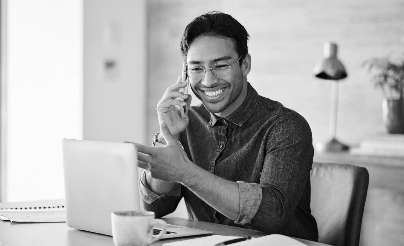 Teamarbeit an einem modernen Frontend-Entwicklungsprojekt mit mehreren Monitoren