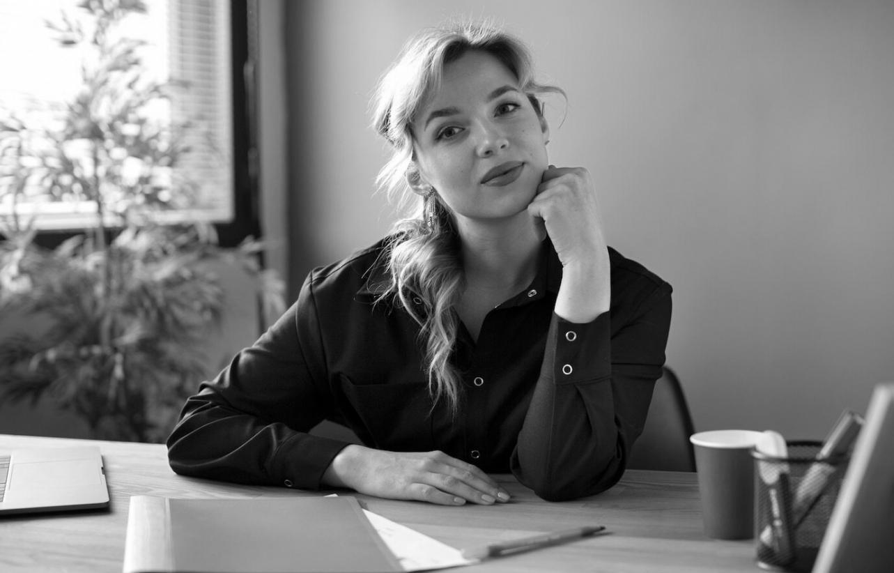 Entwickler arbeitet an Code-Projekten während des Lernprogramms