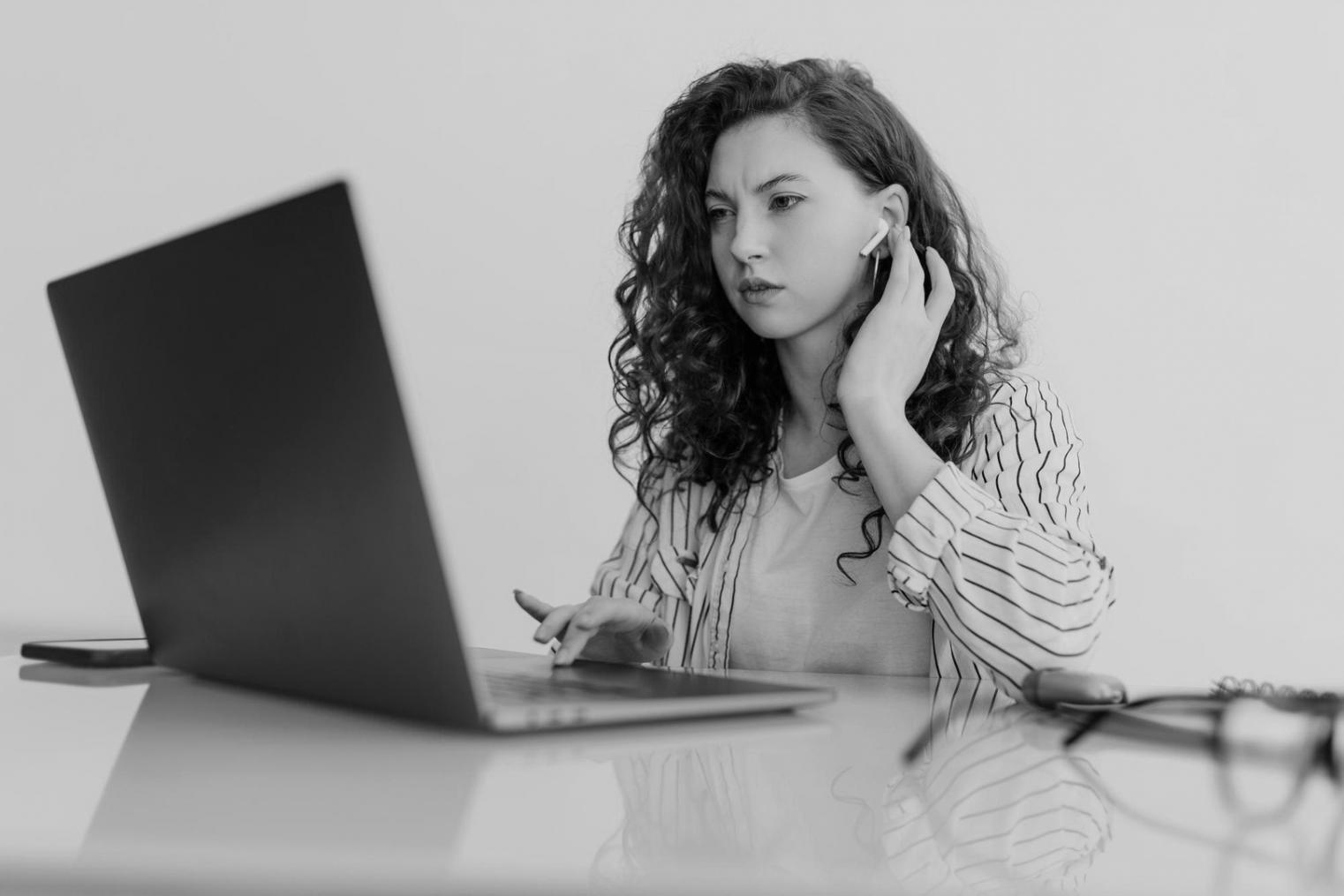 Entwicklungsumgebung mit Code-Editor und Browser-Tools